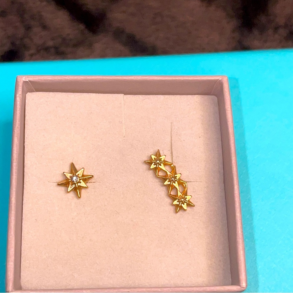 Unique Gold Tone Star Earrings with Rhinestone Detailing!!💎